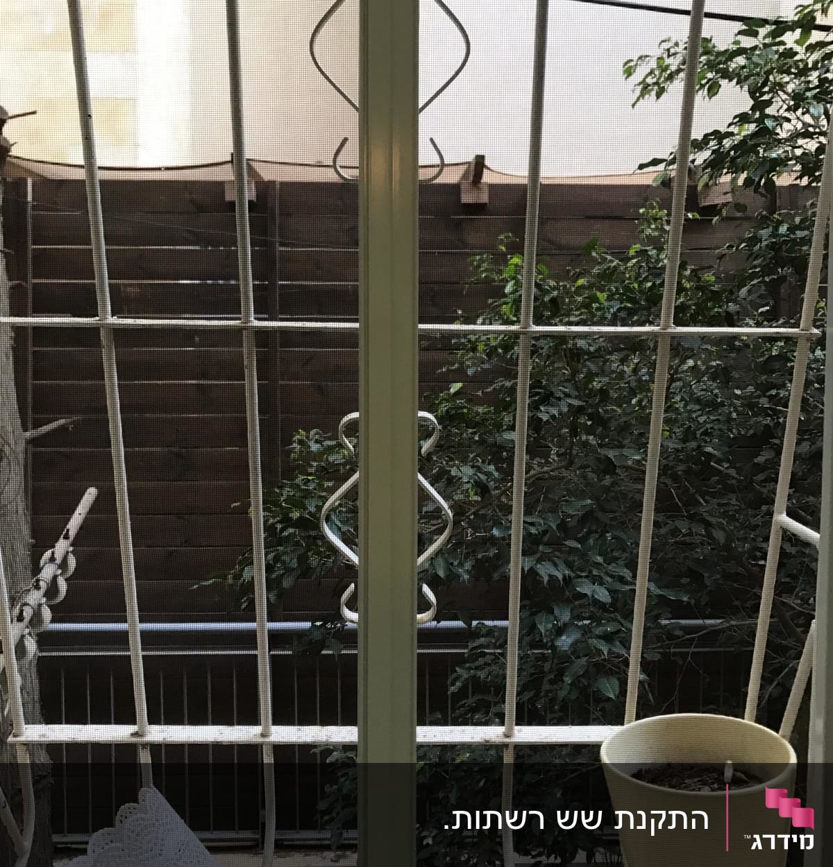 סורגי אלומיניום עם עיצוב דקורטיבי בחלון